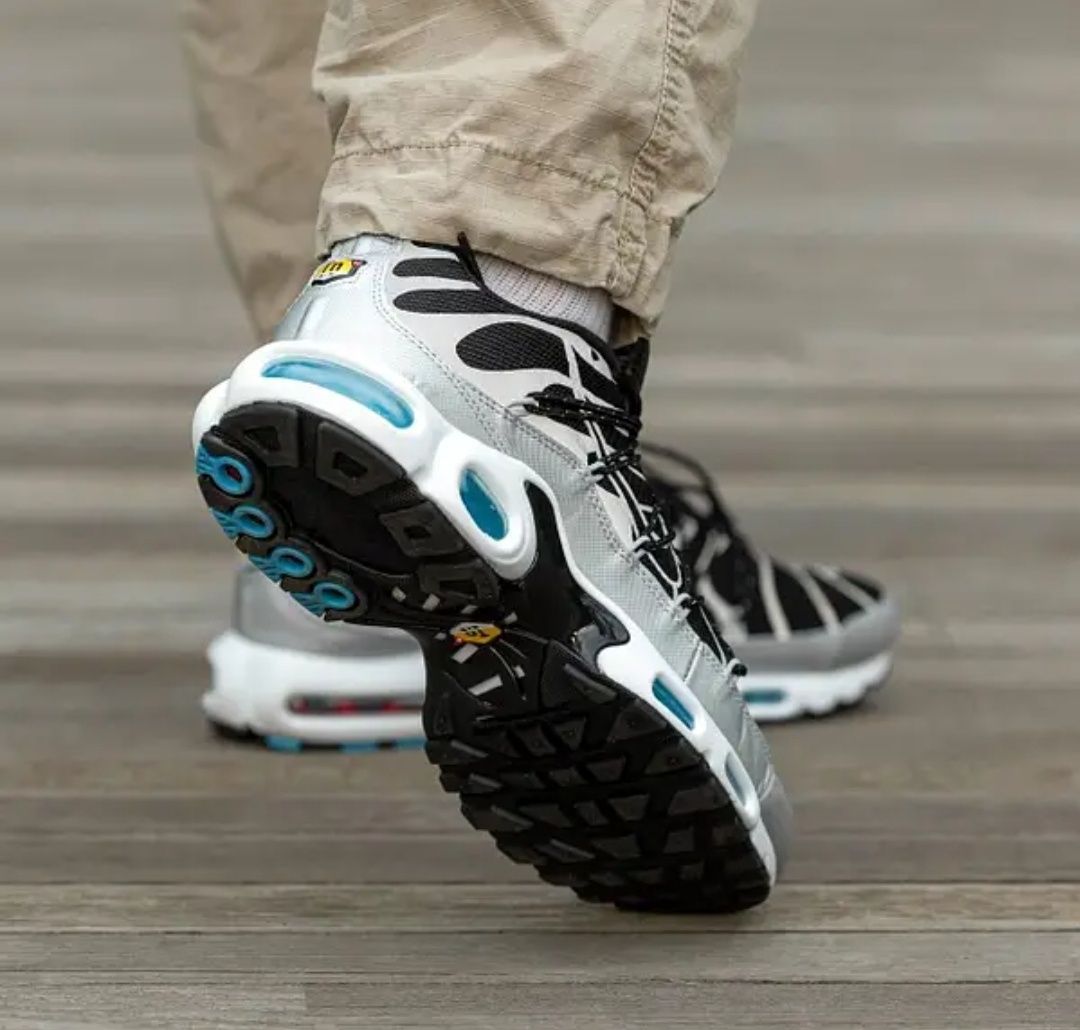 Nike TN Plus Lace Toggle Black Grey 40-46 яскраві стильні кросівки топ