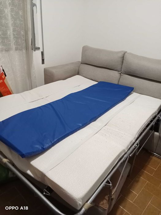 Sofá Cama pouco usado fácil limpeza.