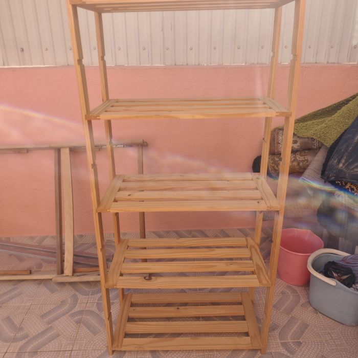 Estante madeira em ripas