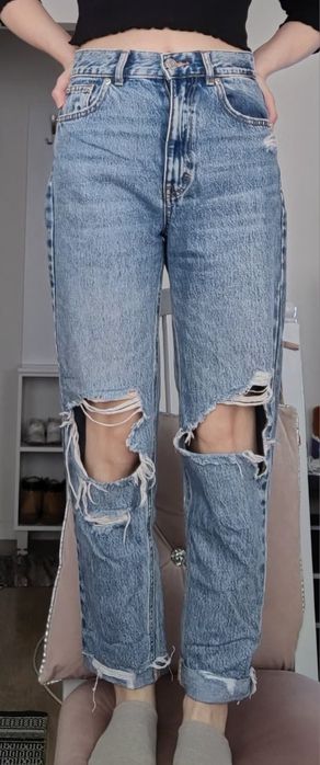 Spodnie z dziurami i wysokim stanem