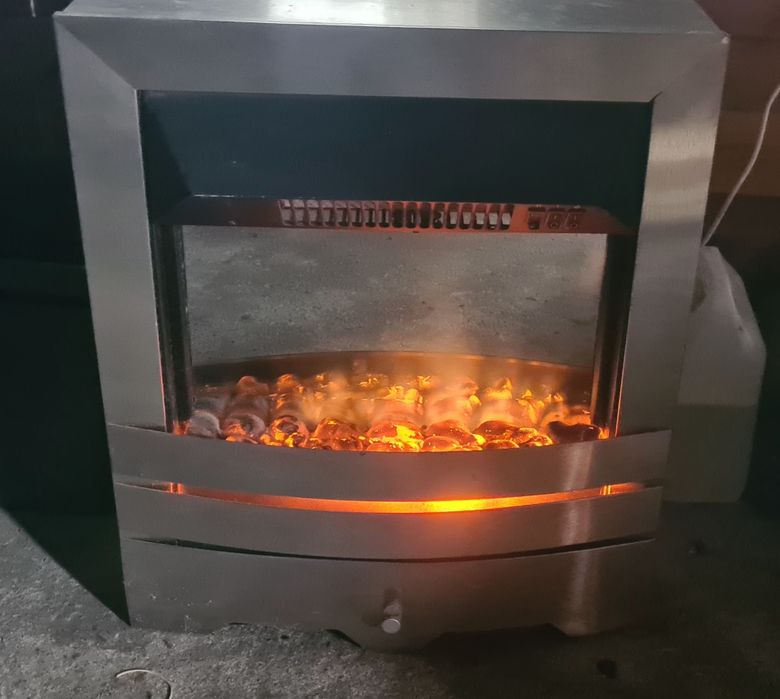 Grzejnik elektryczny z funkcją kominka