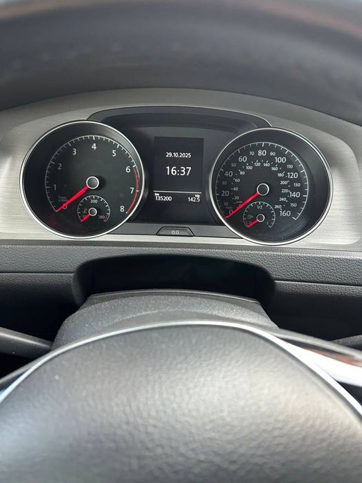 Volkswagen Golf 2015 року випуску (Америка) колір сірий.