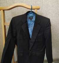 Пиджак детский,состояние очень хорошее,черного цвета,подкладка- синяя.