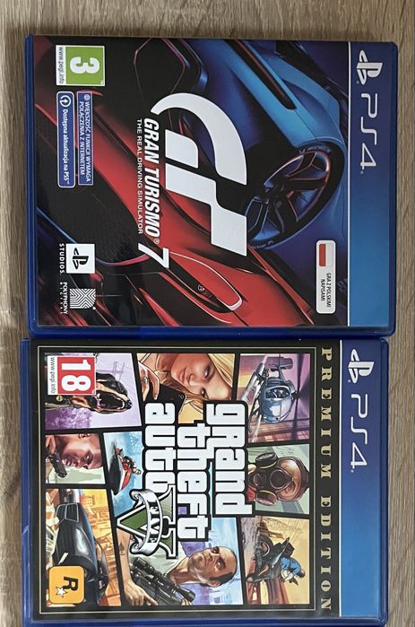 PS4 + pad + stacja ładująca + 4 gry