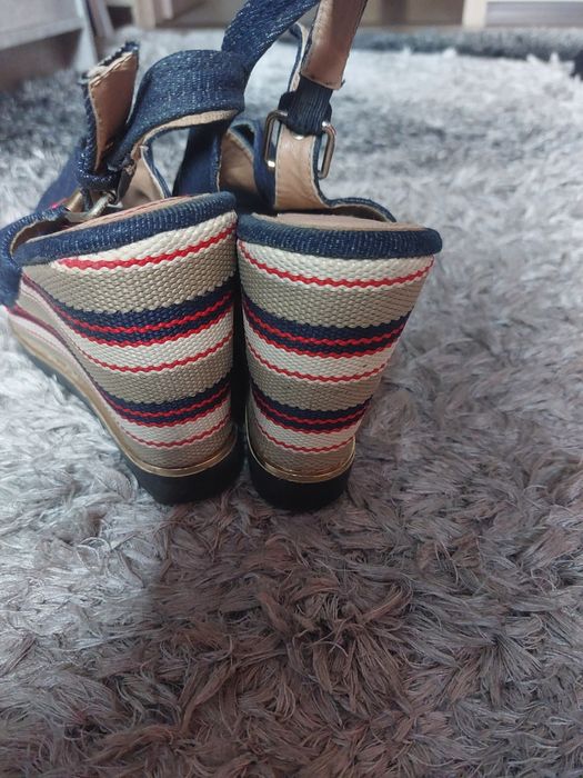 Sandały na koturnie