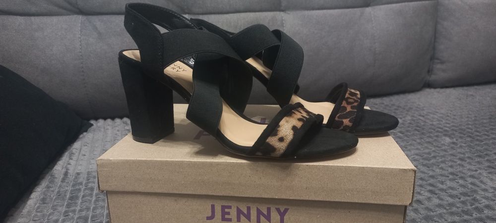 Czarne sandałki wzór panterki