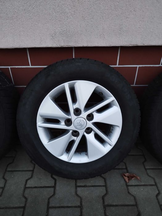 Koła Toyota Auris 15 cali opony zimowe gotowe do jazdy wyważone TPMS