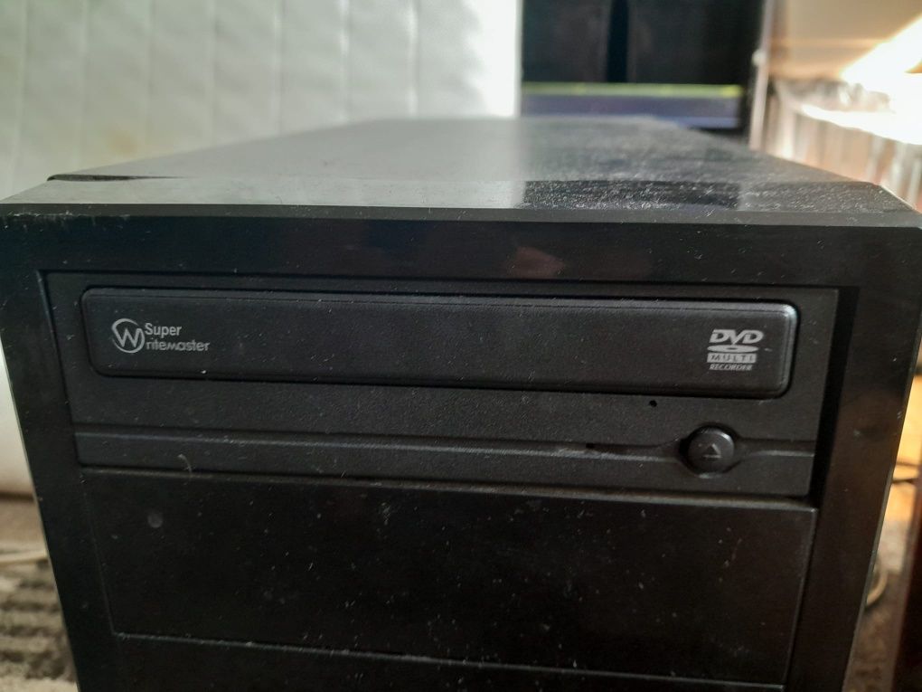 Komputer plus monitor z funkcją telewizora