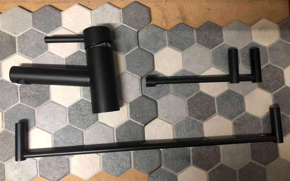 Monocomando preto lavatório e toalheiros de barra e rolo