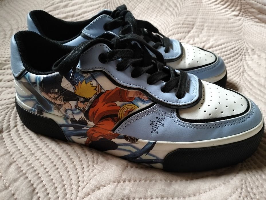 Błękitne buty z grafiką anime Naruto, Bershka