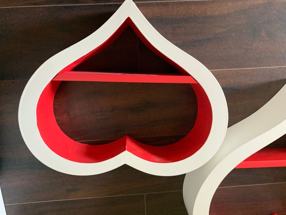 Półki w kształcie serc