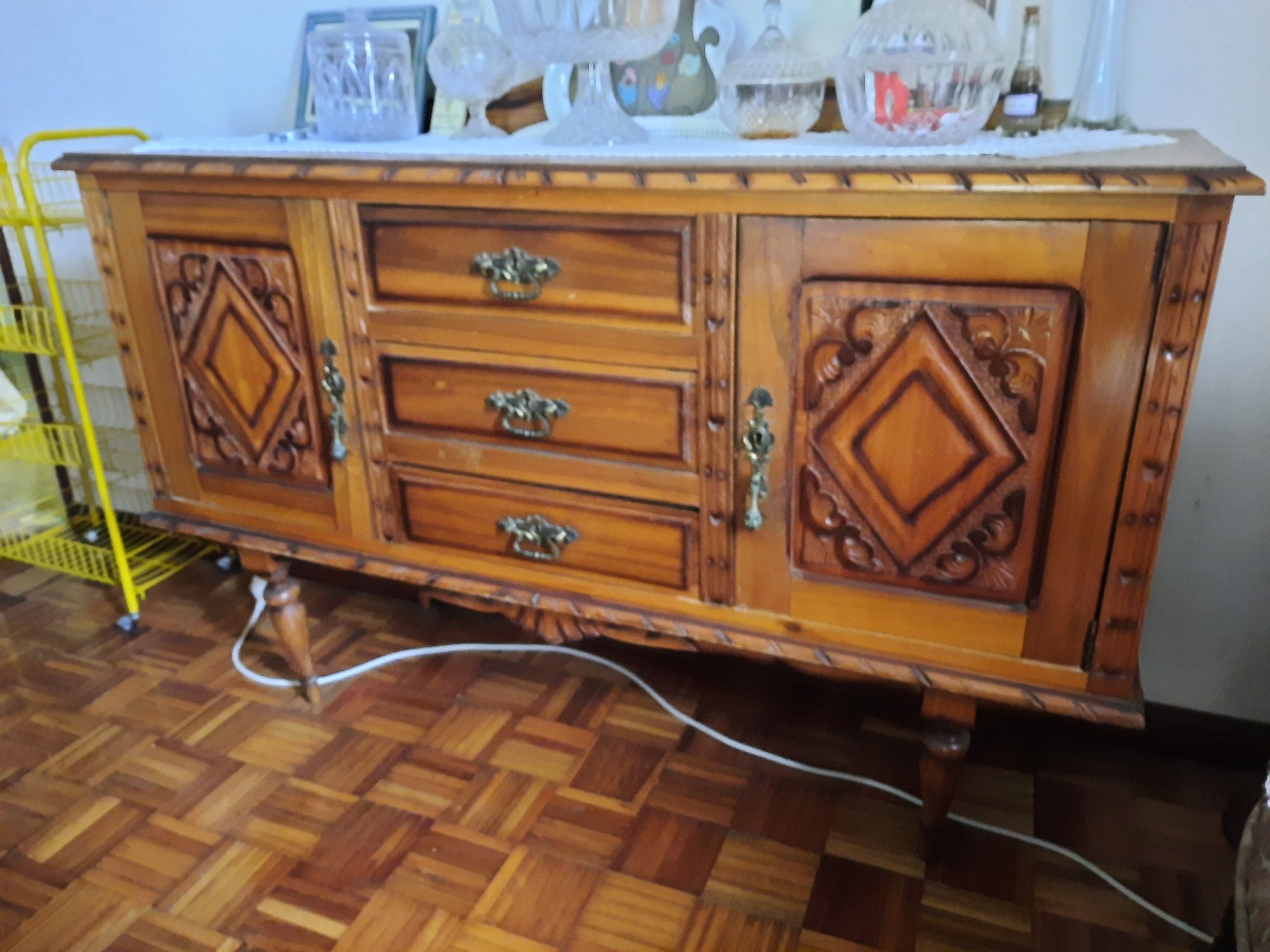 Aparador de sala em madeira