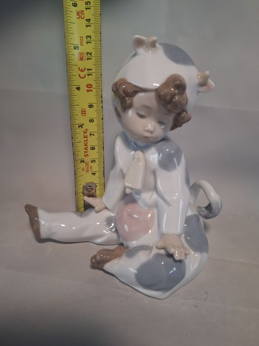 Porcelanowa figurka NAO chłopczyk w piżamie