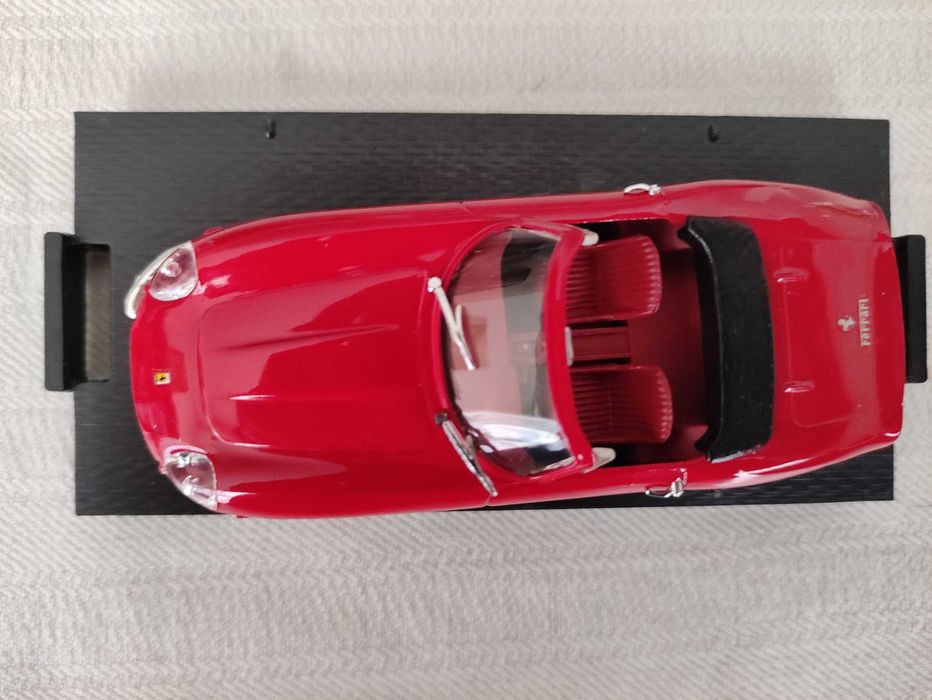 Vendo miniatura Ferrari, na escala 1:43,
marca Brumm.