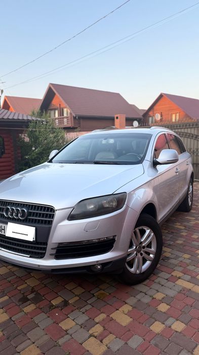 Позашляховик Audi Q7 • 3,6 бензин quattro • 2008 рік • 7 місць •
