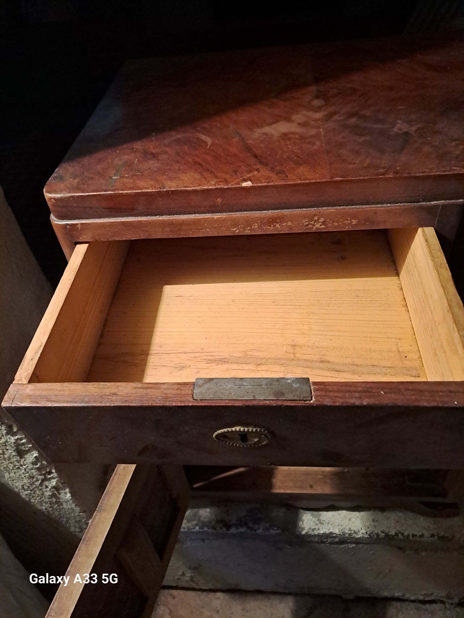 Mesa de cabeceira muigo antiga