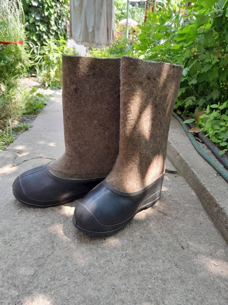 Продам сапоги с бурками и валенки.