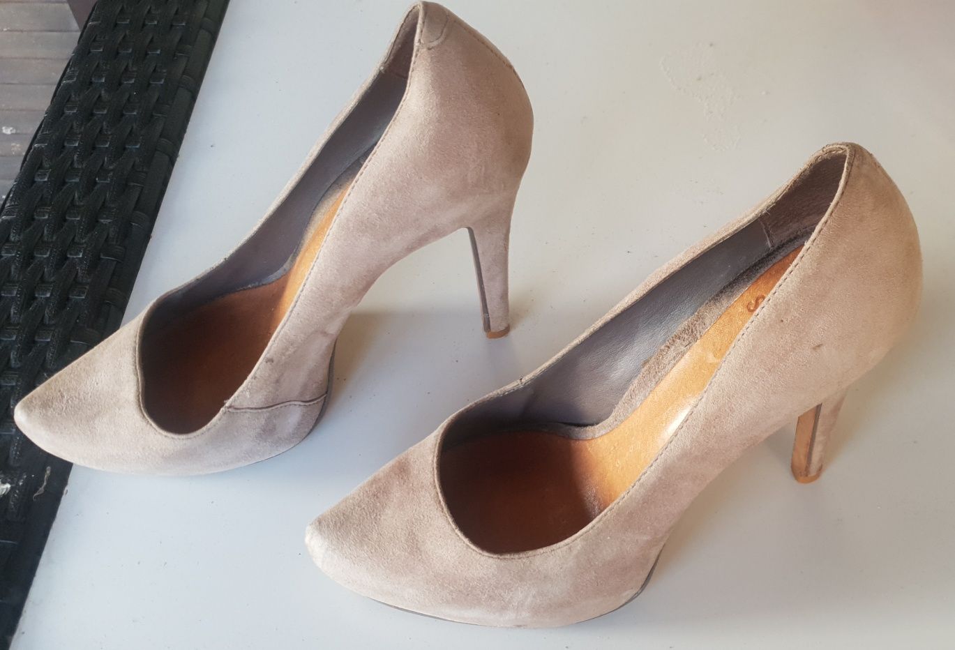 Sapatos de salto alto bege