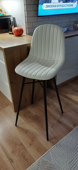 Hoker krzesło barowe glamour. Cena w sklepie 239 zł.   NOWE