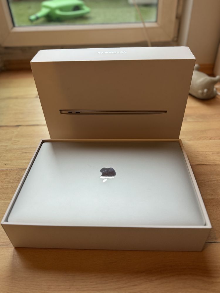 McBook Air M1 256 GB SSD 8 GB memory