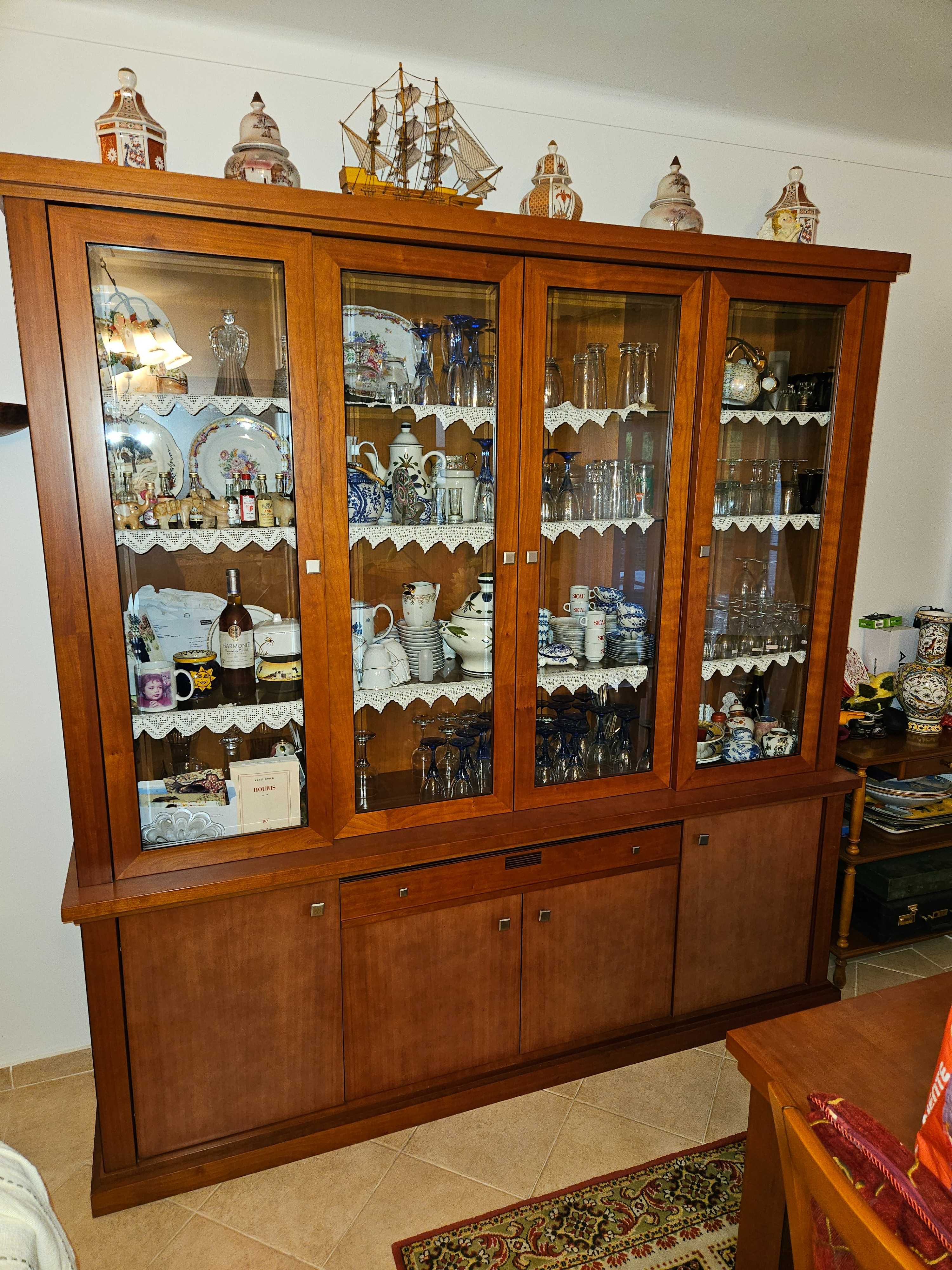 Aparador com cristaleira