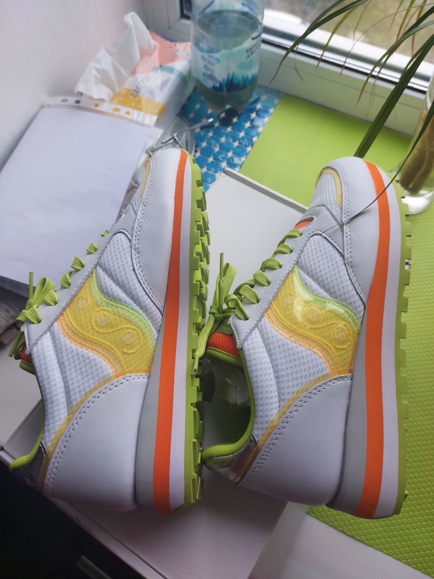 Продам нові кросівки saucony jazz triple zebra р. 40, 8.5