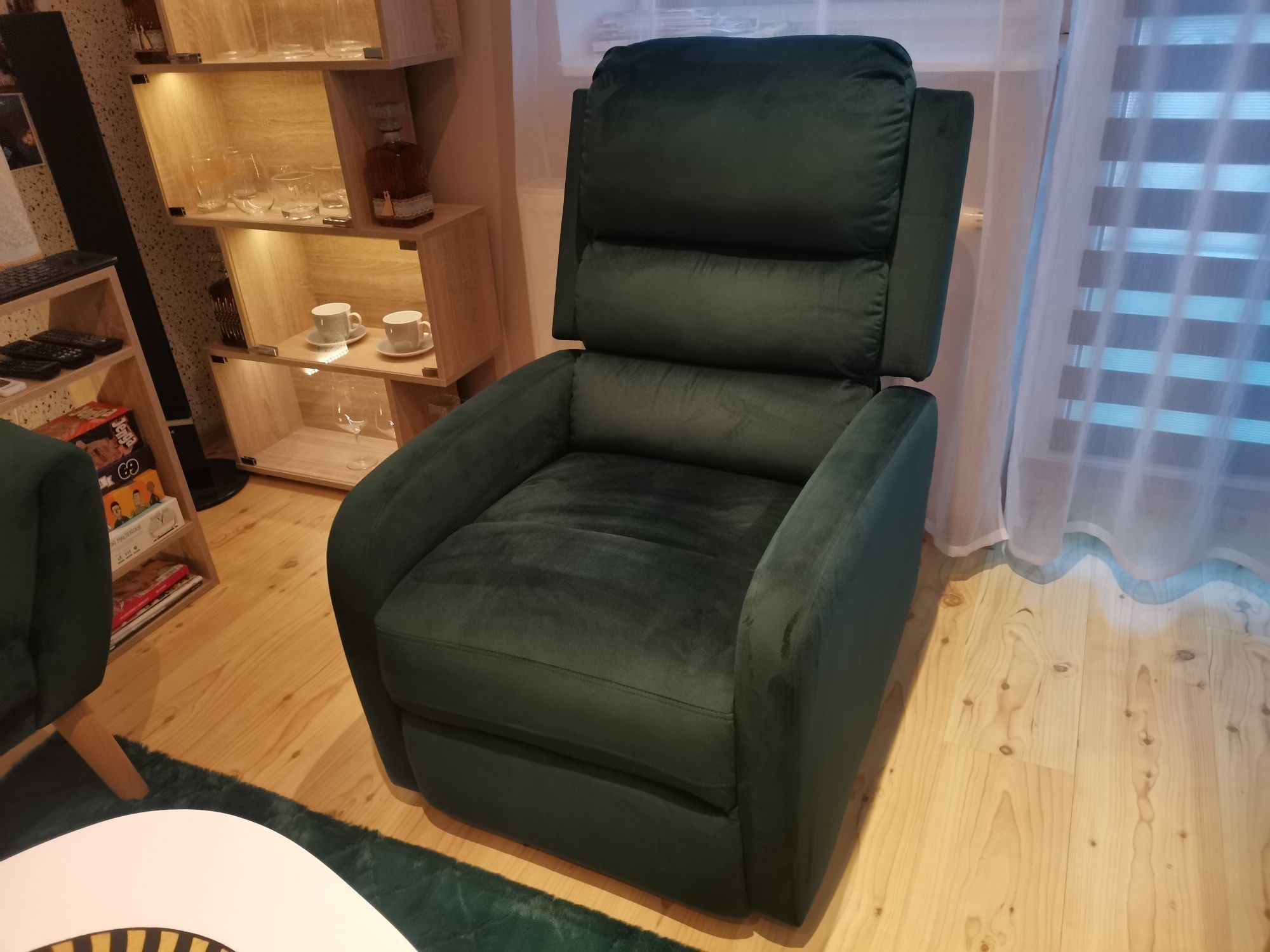 Fotel elektrycznie rozkładany Pegaz Velvet butelkowa zieleń sofa