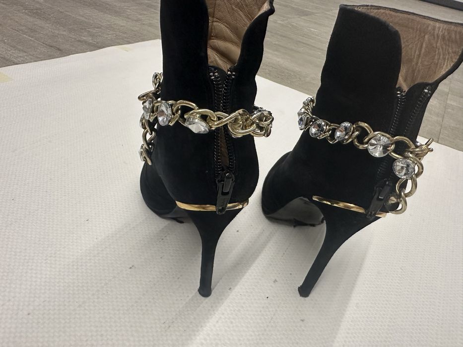 Bota preta em camurça