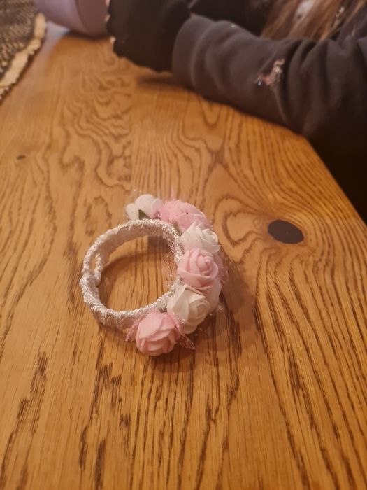 Opaska na rękę na komunie lub inną uroczystości