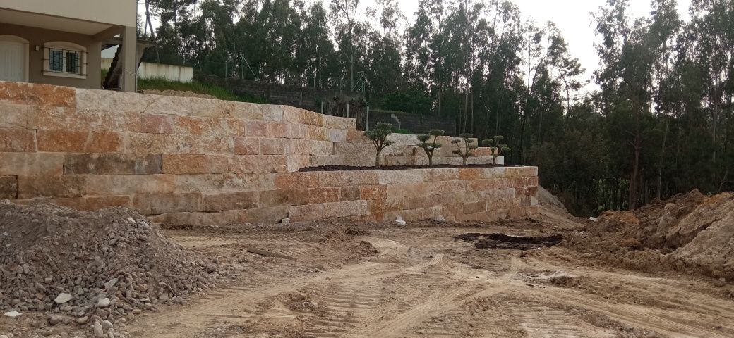 Muros pedra rústica de suporte de terra