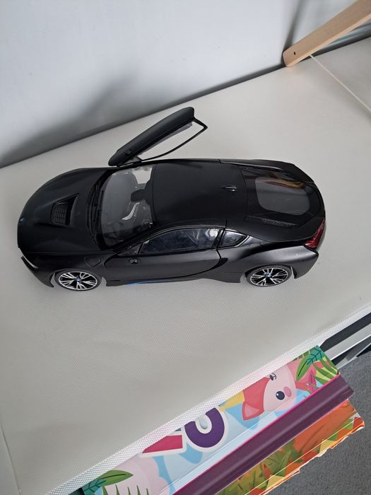 Duże auto z otwieranymi drzwiami i gumowymi oponami