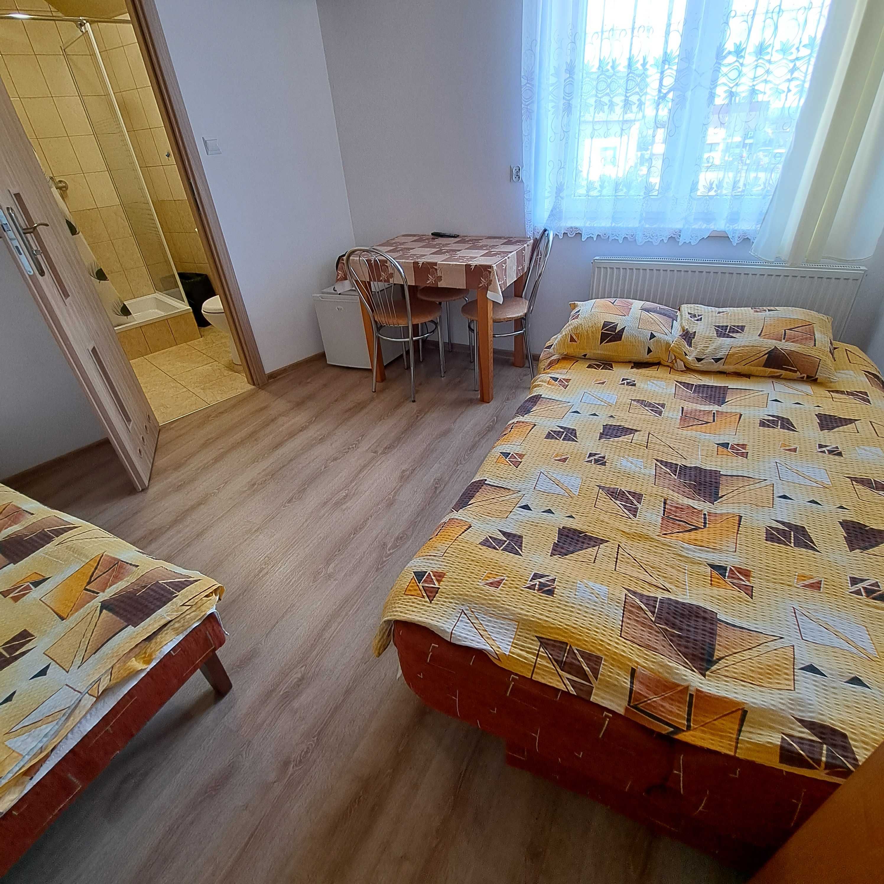 Pokoje z łazienkami w Rewie