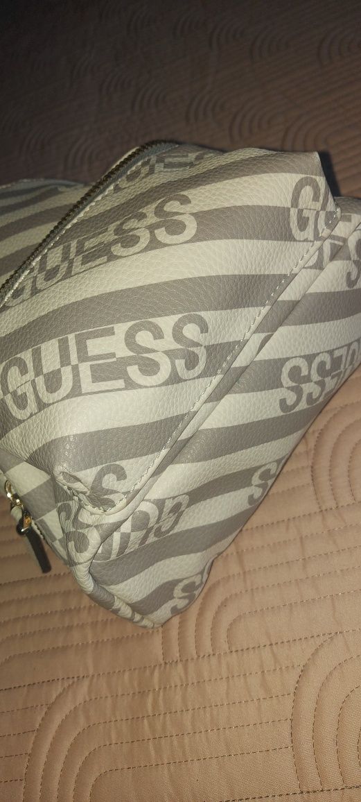 Mochila Guess (branca e cinza)