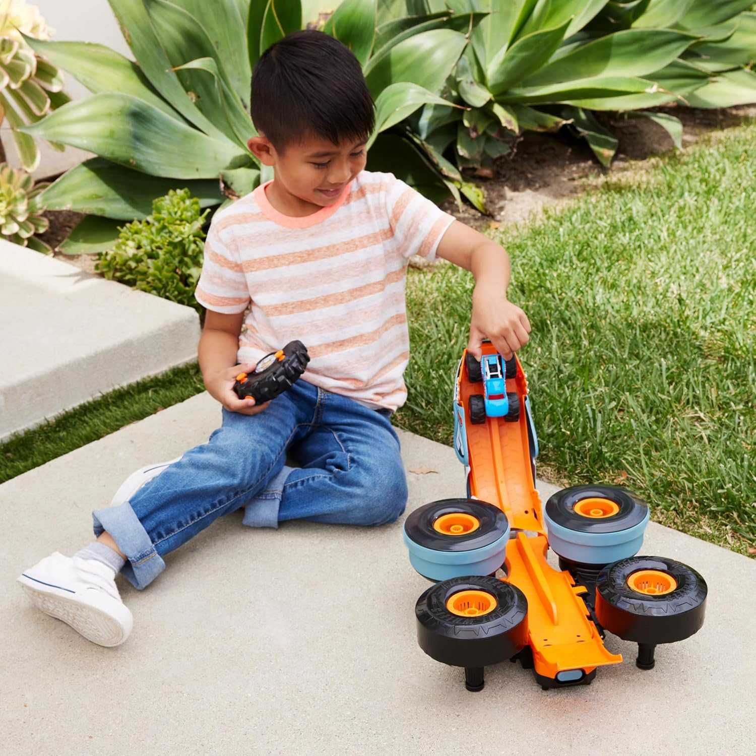 Hot Wheels Monster Trucks R/C Rhinomite  Трансформер Хот Вілс