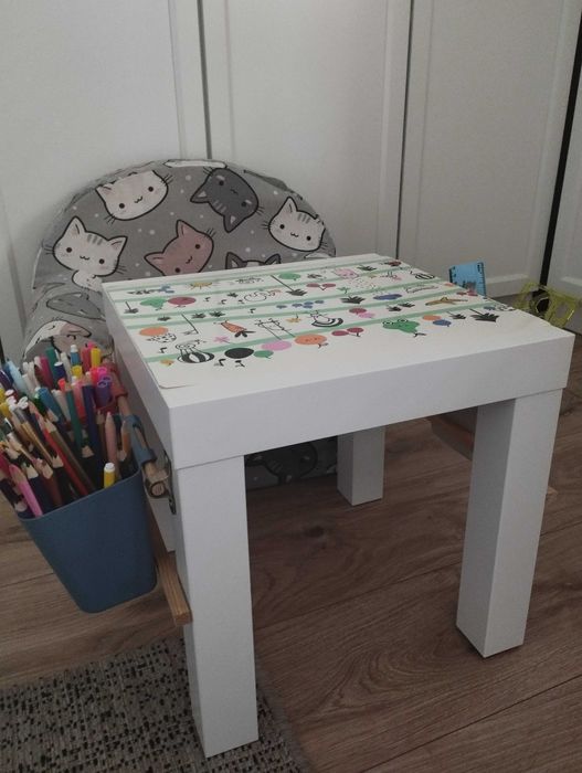 Pierwszy stolik dla dzieci pojemniki