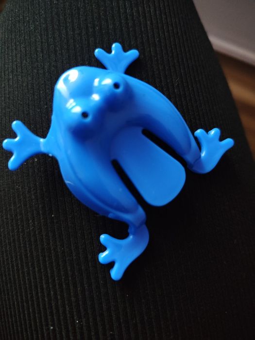 Mała zabawka żabka niebieska