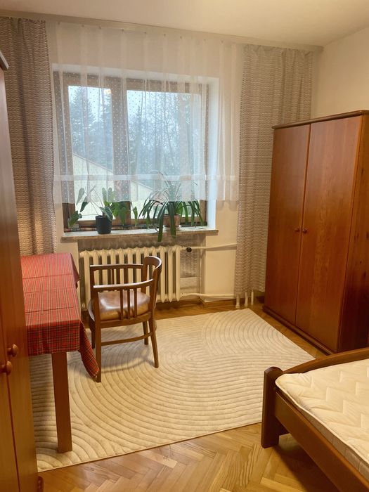 Duży pokój w domu z ogrodem