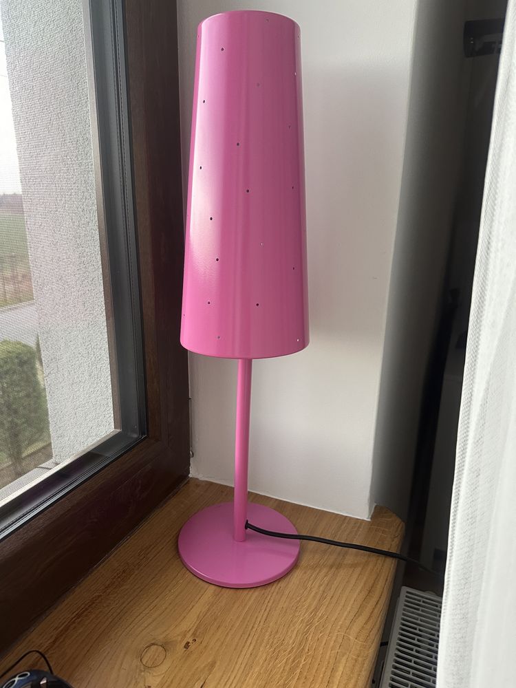 Rożowa lampa stojąca