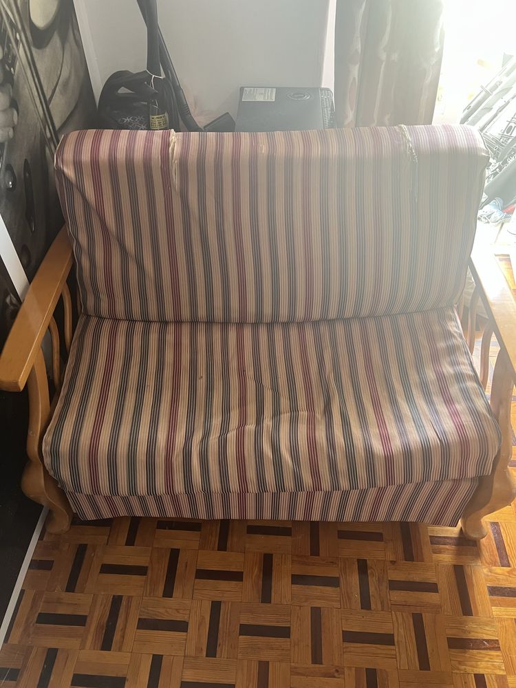 Pequeno sofá cama