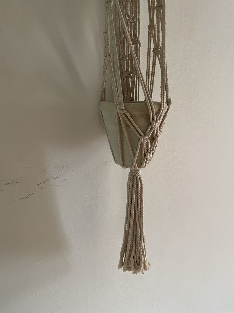 Suporte para vaso de plantas em macrame