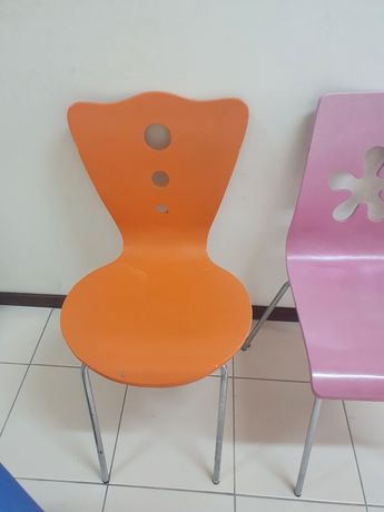 Cadeiras rosa e laranja