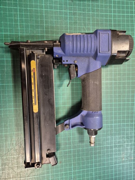 Zszywacz / gwoździarka pneumatyczna