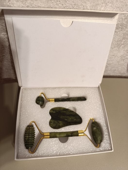 Гуаша та нефритовий ролер