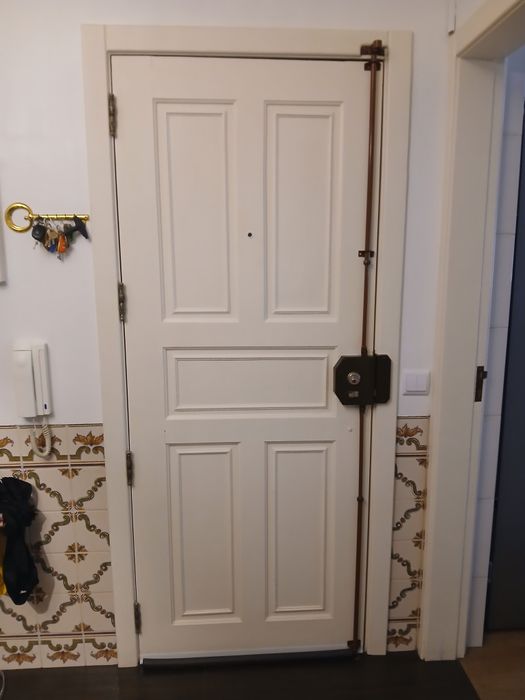 Porta de Apartamento em Mogno