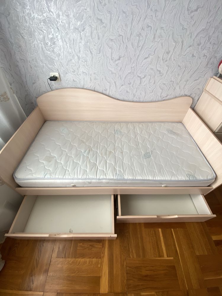 Кровать з матрасом