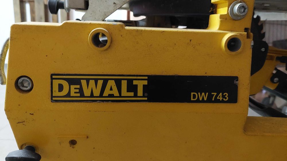 DeWalt - DW743 Serra de Bancada/ Serra de esquadria