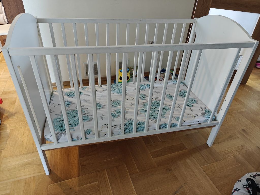 Łóżeczko białe, drewniane + przewijak Ikea ++ dodatki
