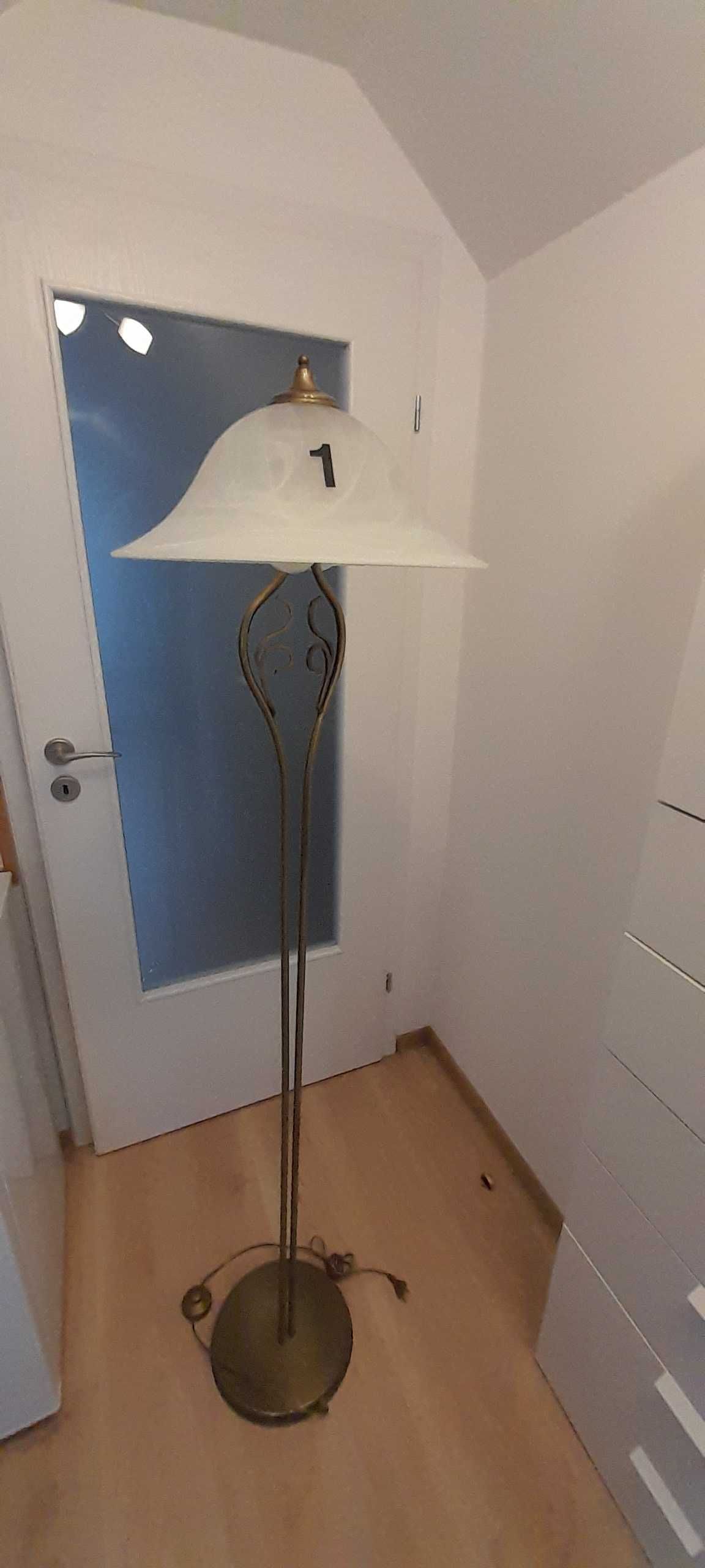 Stylowa lampa stojąca
