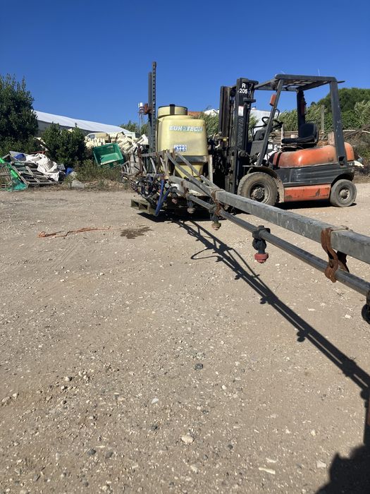 Pulverizador de 800L com barras de 14m