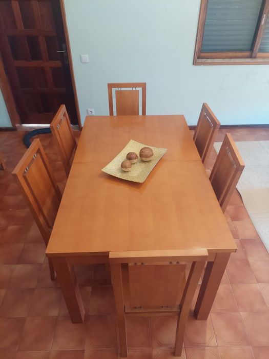 Conjunto mobiliário de sala com mesa de jantar e móveis de apoio